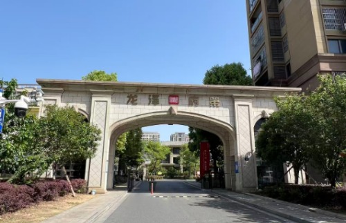  龙泽府第小区南门
